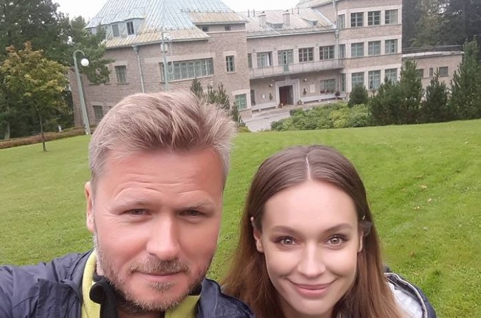 Prowadzący program przed Rezydencją Prezydenta w Wiśle
